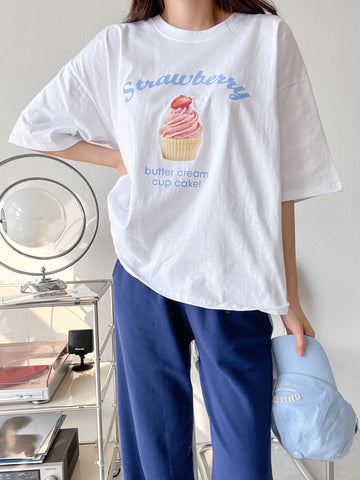 甜点草莓奶油杯蛋糕方形 T 恤（4 色）- Design by Korea